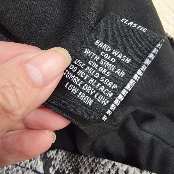 Forever 21 Snakeskin Print Faux Leather Skirt Black gray white Size Small - Picture 11 of 12